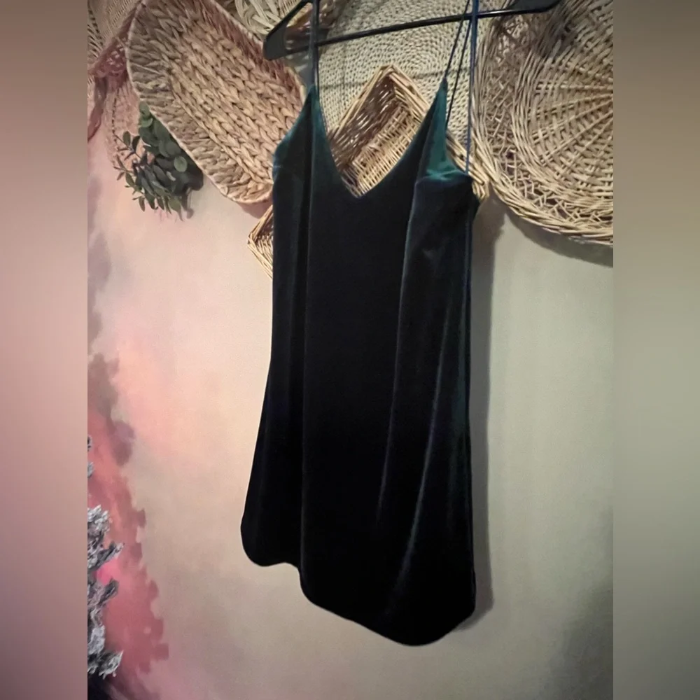 Green velvet dress - Picture 5 of 6